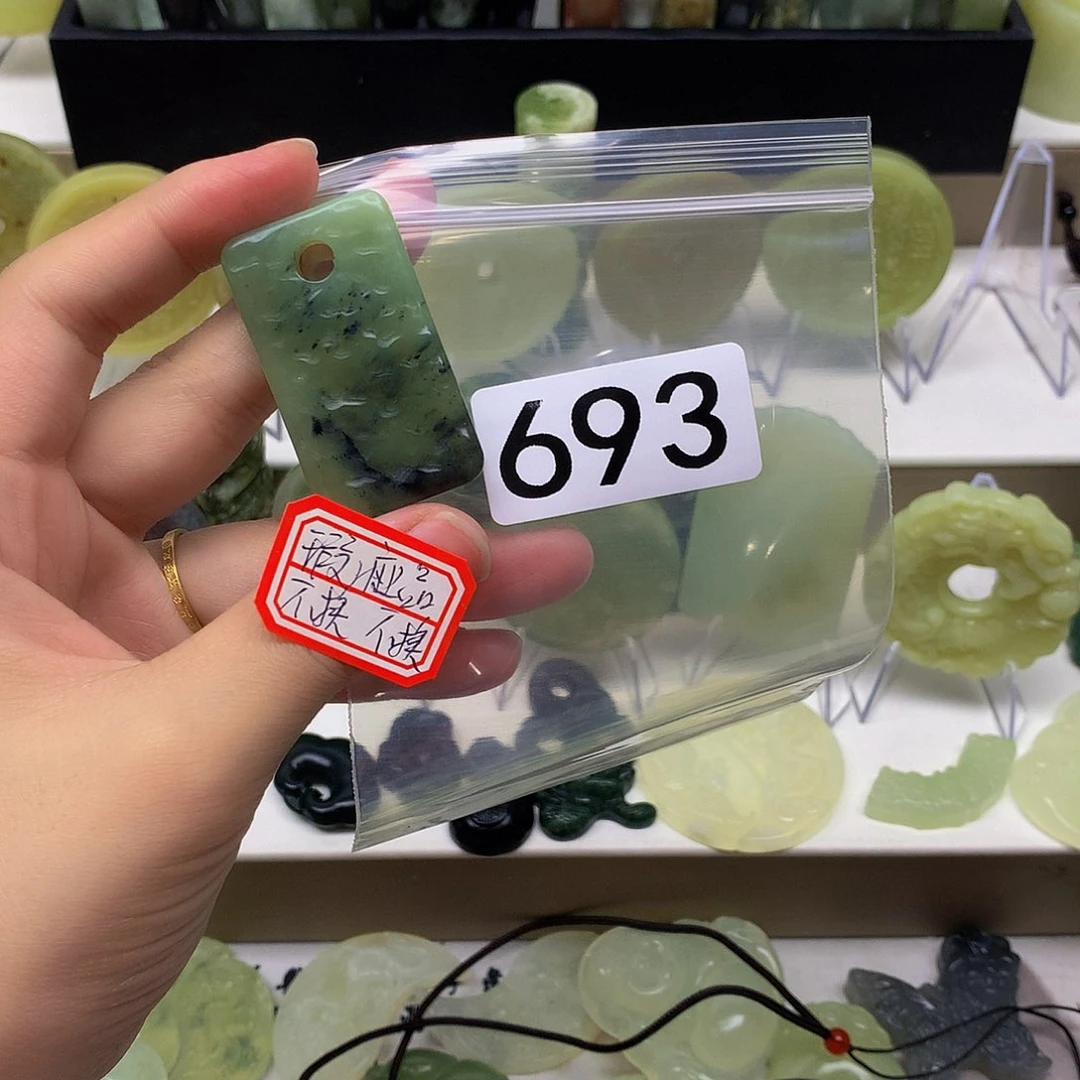 蛇纹石玉颈饰未镶嵌