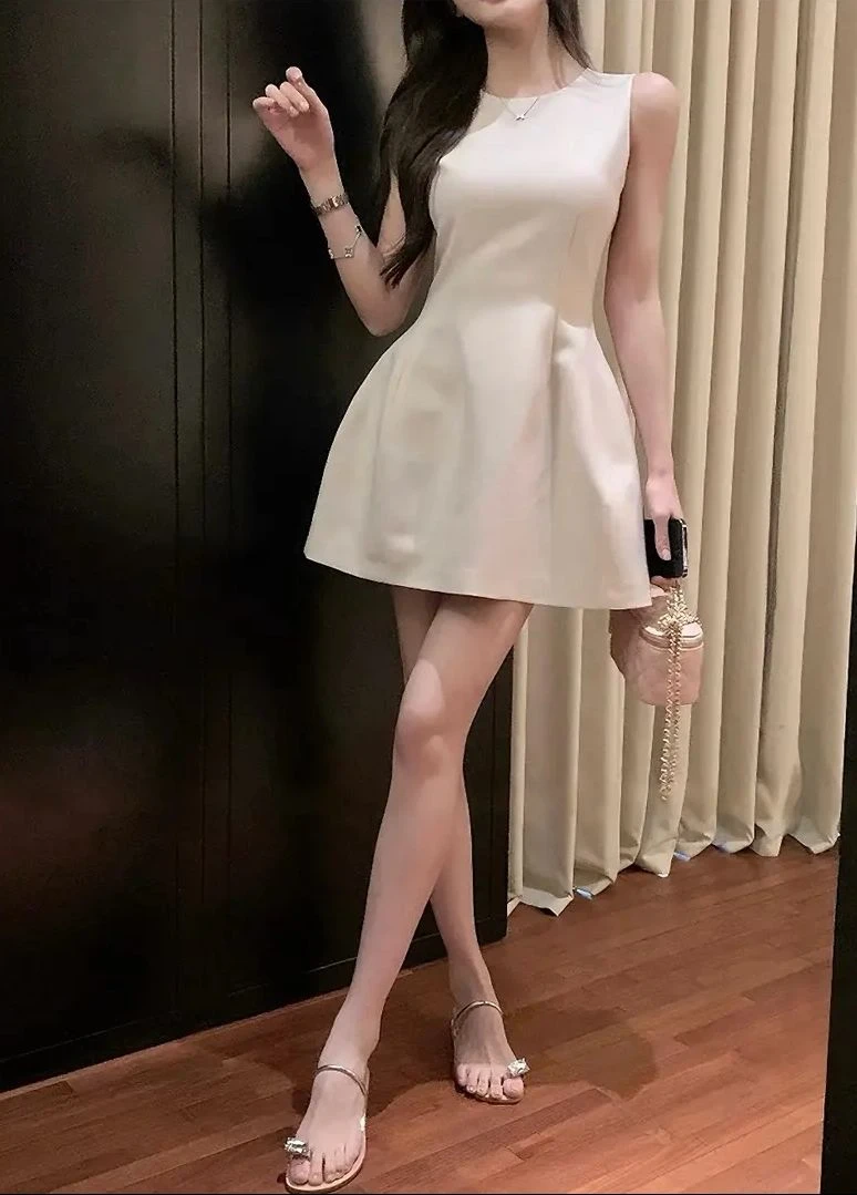 2025新款圆领白色无袖连衣裙女夏季法式气质收腰修身短款背心裙子