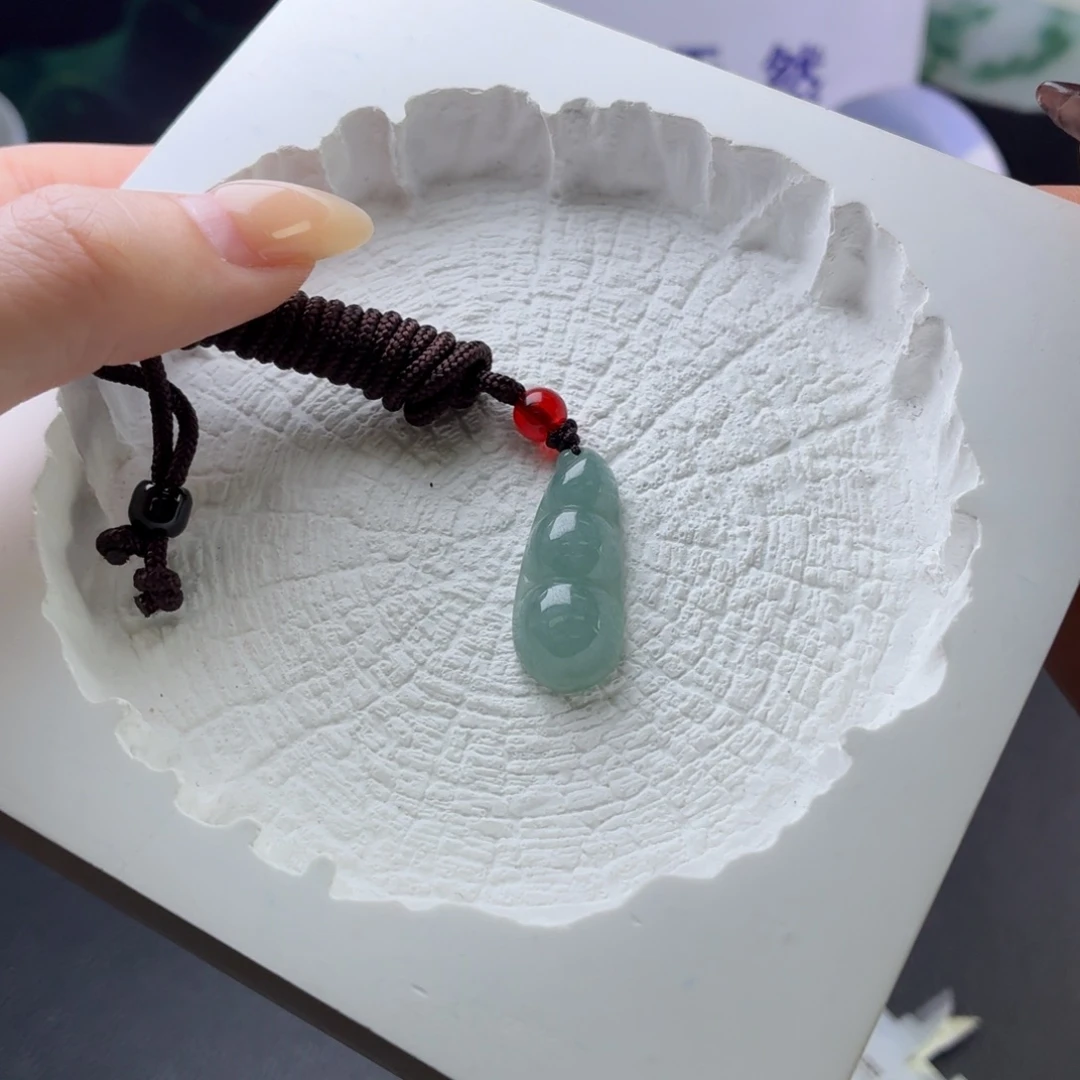 翡翠未镶嵌颈饰福豆