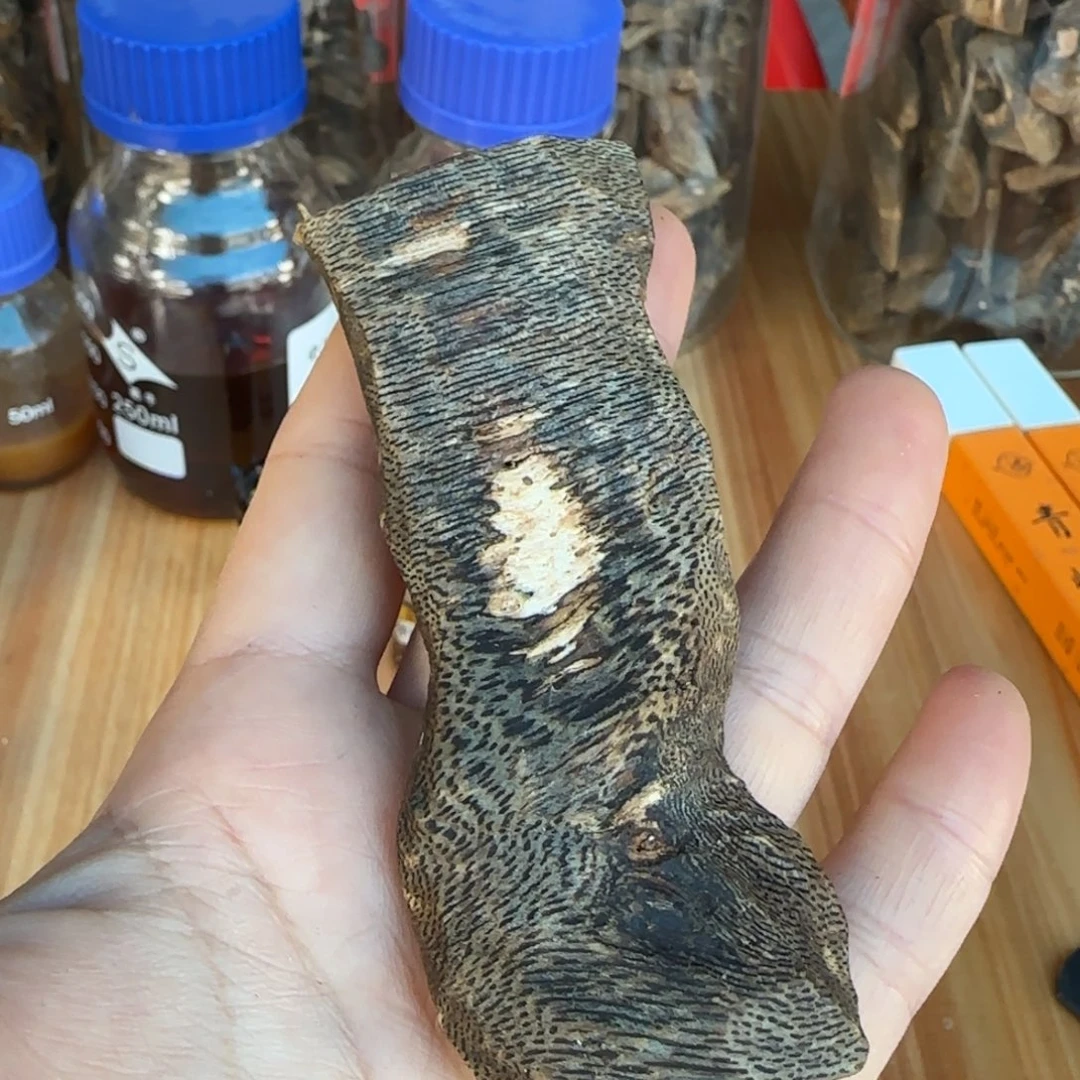 树脂制品西瓜叶把件一个