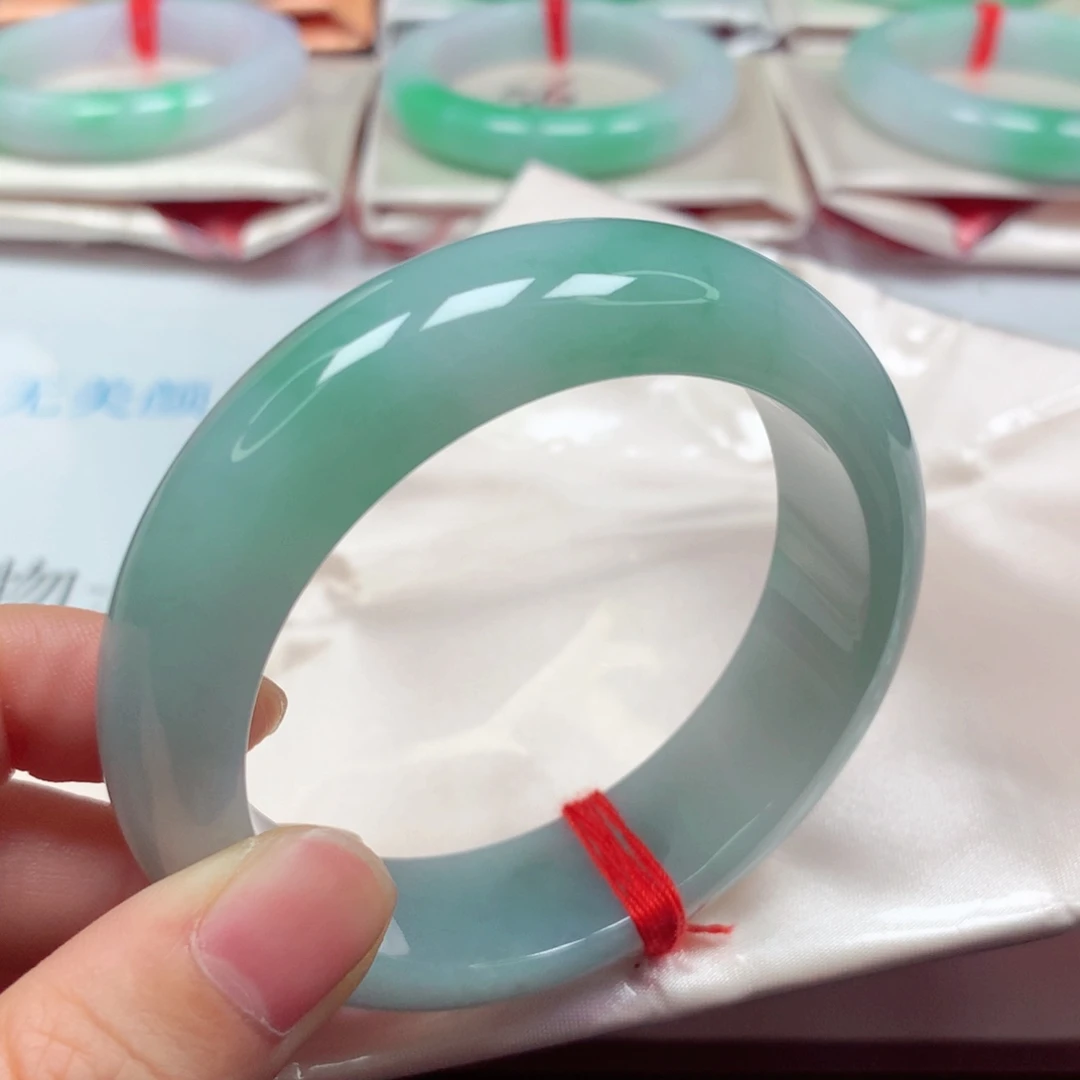 翡翠未镶嵌手镯冰蓝底飘绿花果冻底5556轮胎