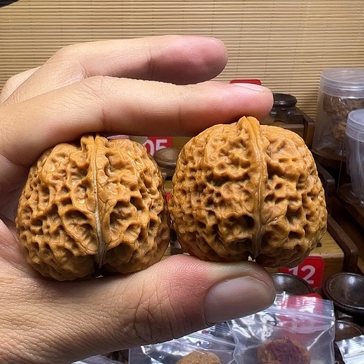 文玩核桃把件蚂蚁纹绣球