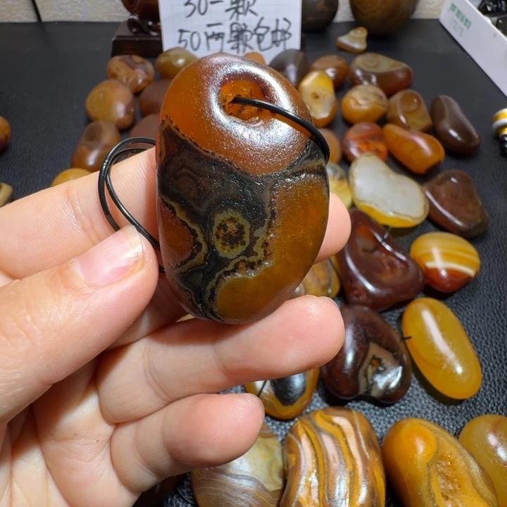 云***巅瓷片马达加斯加奇石手把件