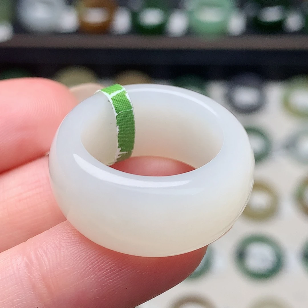 未镶嵌戒指和田玉