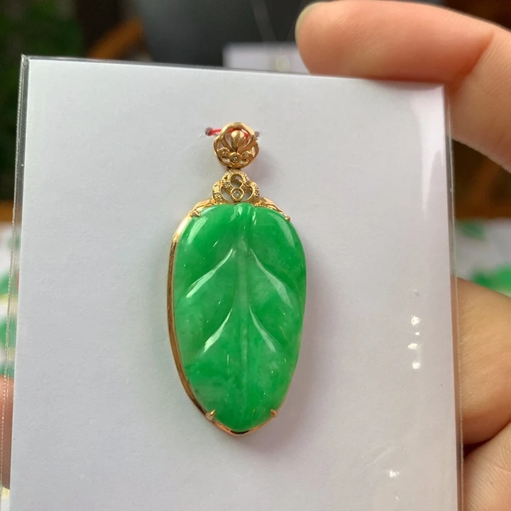 翡翠18K金镶嵌颈饰翡翠吊坠