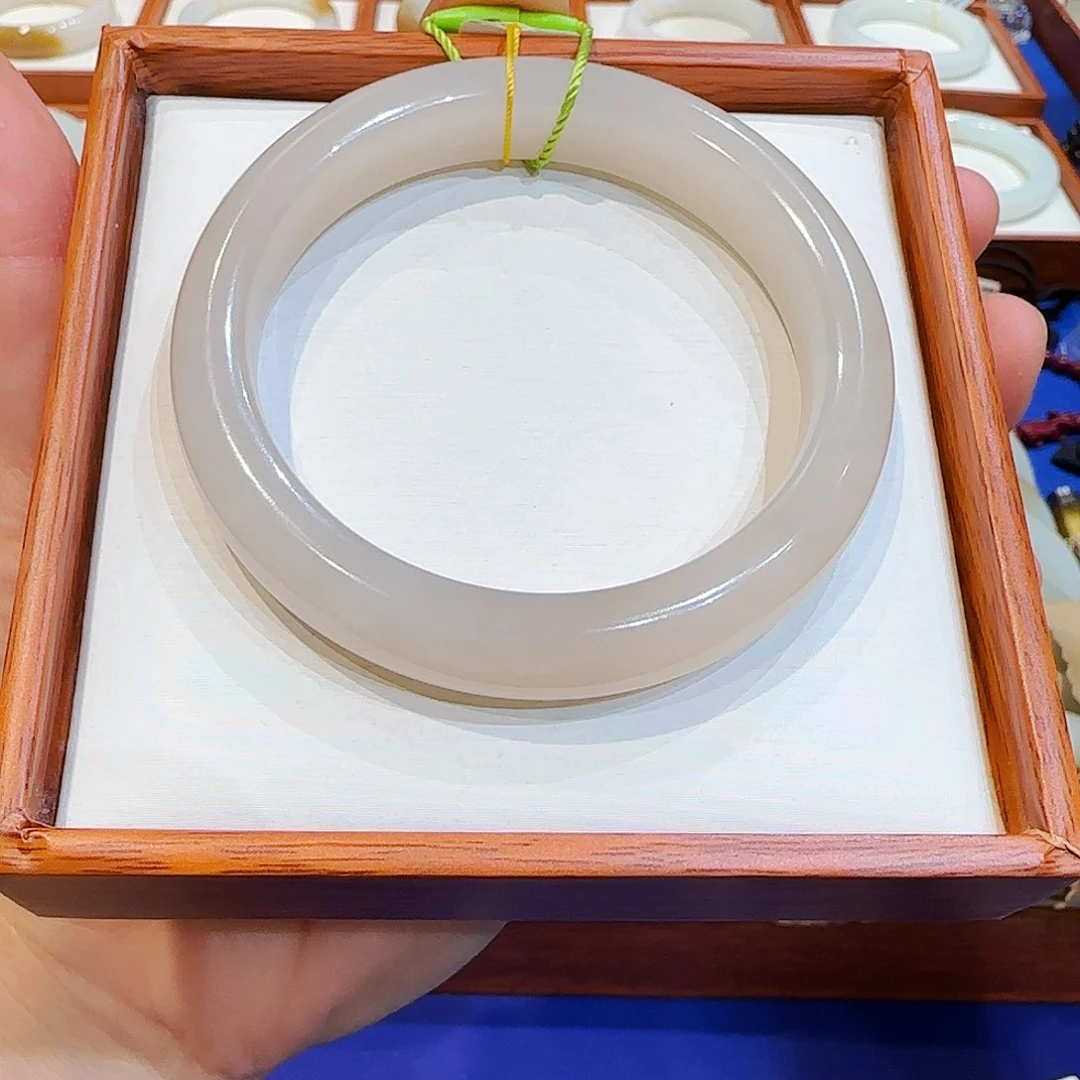 和田玉手镯未镶嵌?