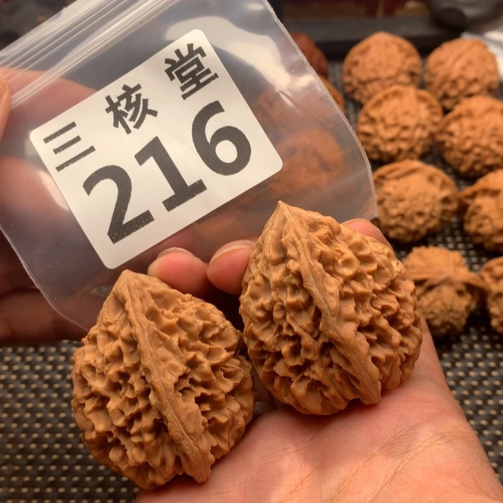 文玩核桃吊坠招财鼠