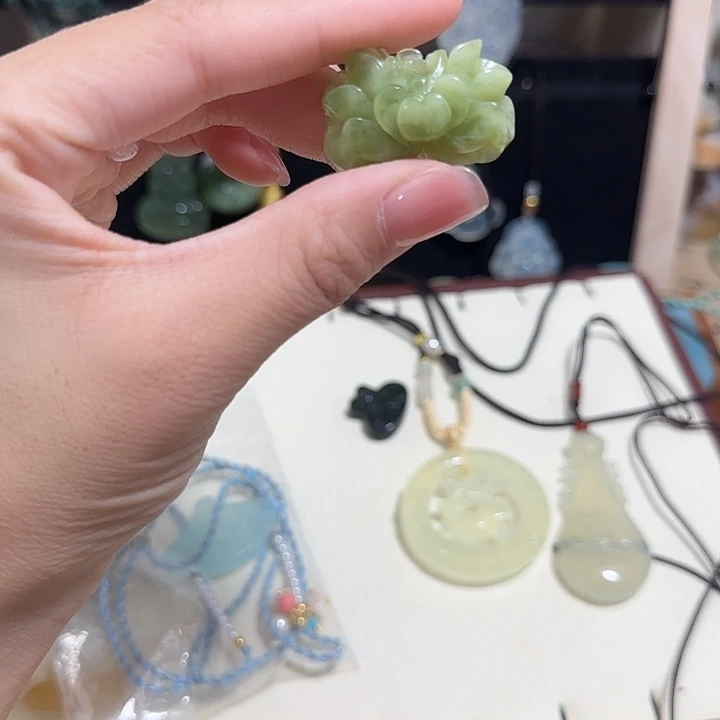 合金岫玉套链吊坠