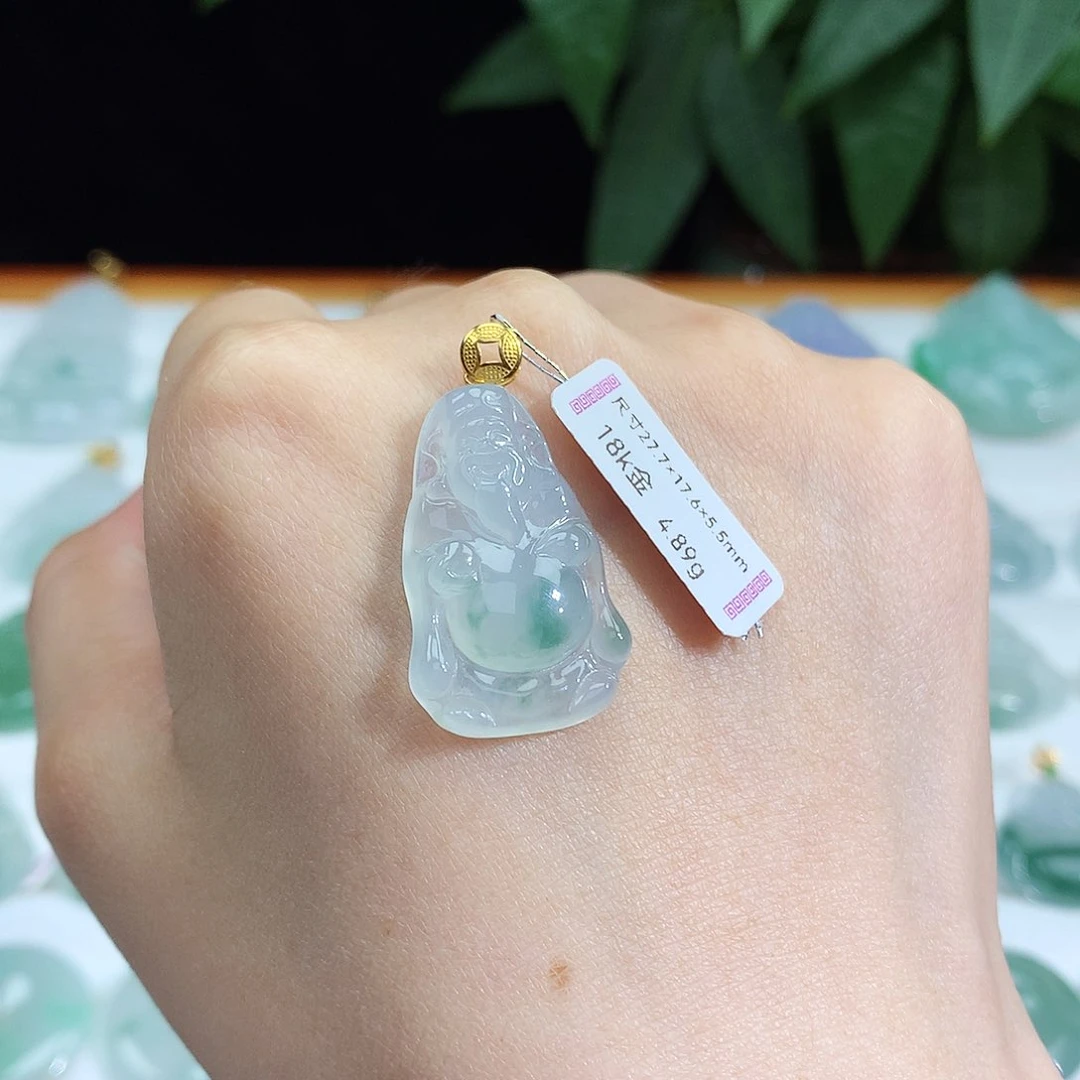 翡翠18K金镶嵌颈饰财神