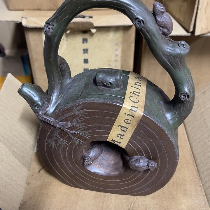 茶壶紫砂原矿泥料手工制作的一把紫砂壶。