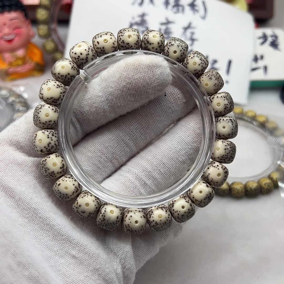 吊坠星月菩提10×9眼睛  大眼睛  桌上