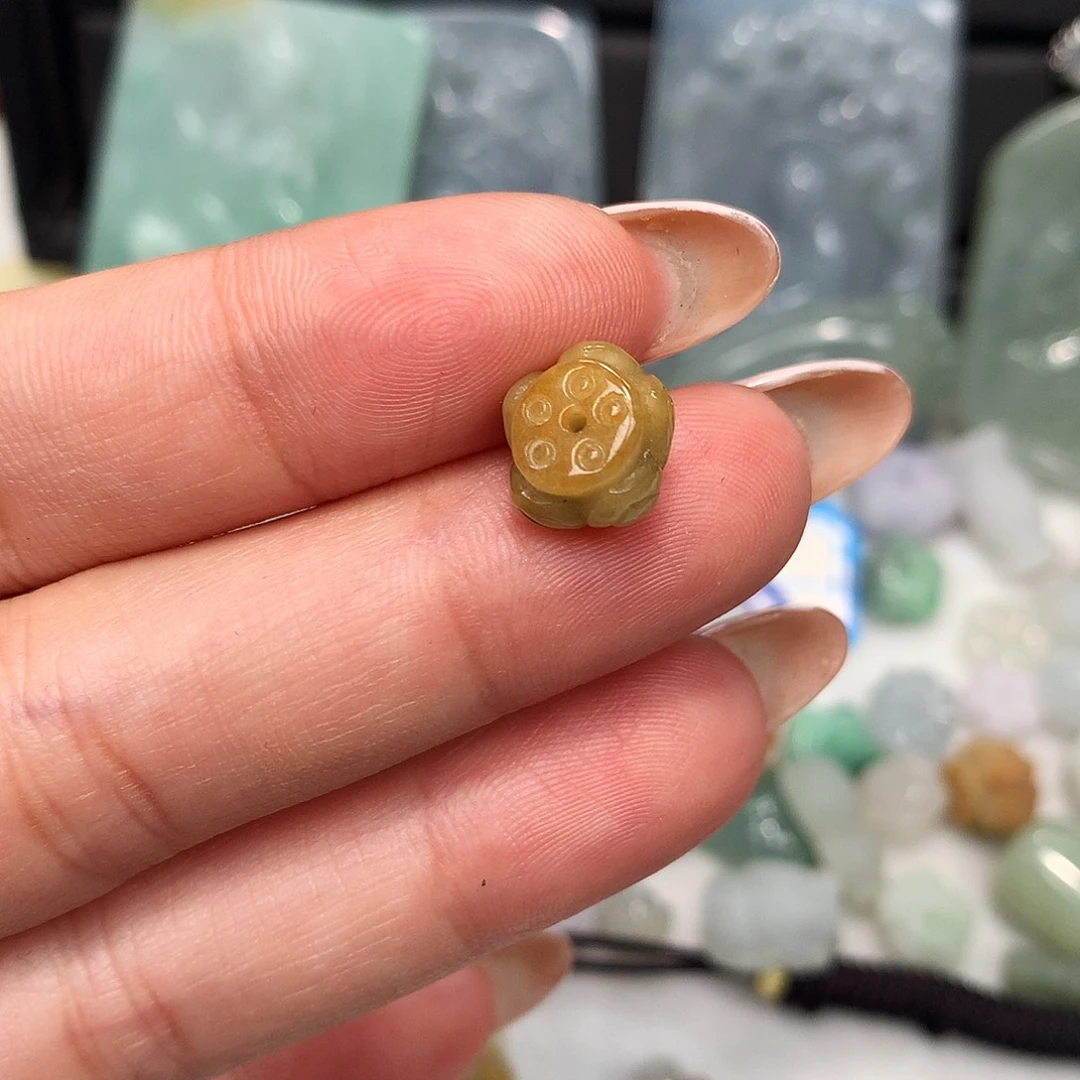 翡翠未镶嵌颈饰莲花