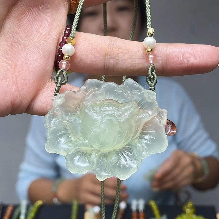 蛇纹石玉未镶嵌颈饰
