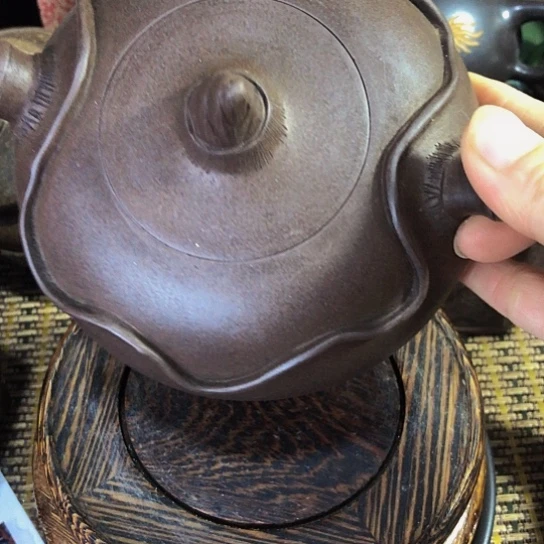 茶壶紫砂原矿泥料手工制作一把紫砂壶。