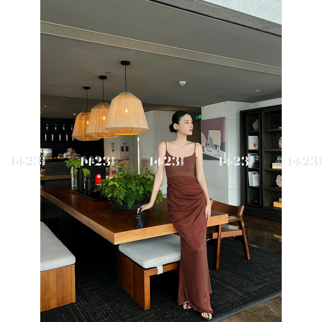 1423【港岛暮色】新款轻奢抽褶拼接收腰吊带轻奢高级感纯欲连衣裙