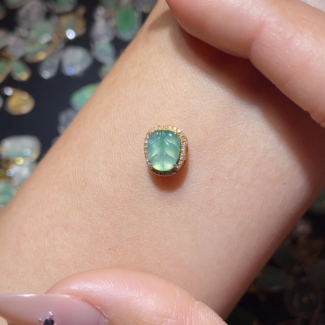 【闪购商品】翡翠吊坠(不含链)18K金镶嵌名**实