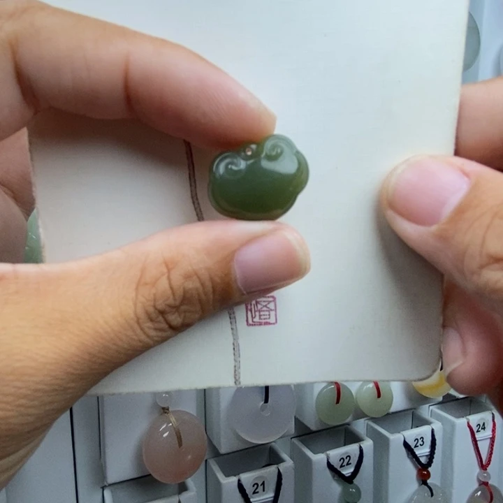 幸***妹颈饰未镶嵌和田玉
