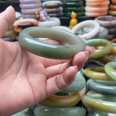 石英岩玉未镶嵌手镯