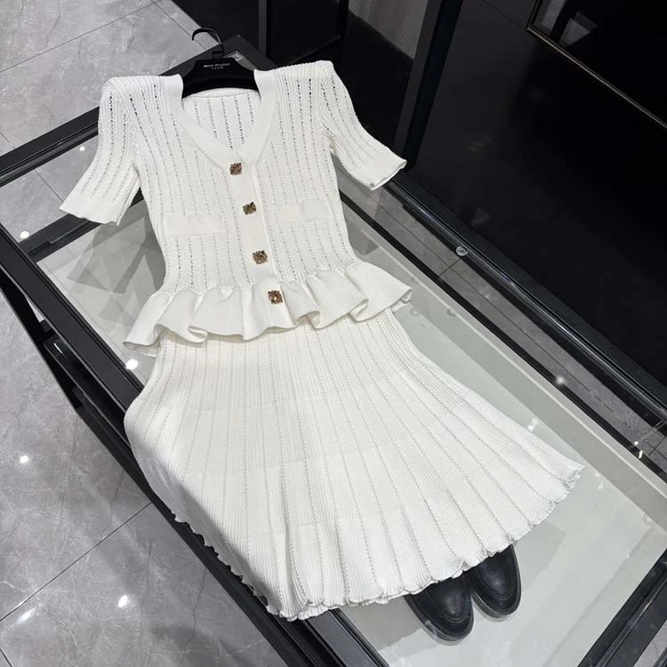 25年春装白色镂空针织V领短袖开衫荷叶边钻石纽扣假两件连衣裙