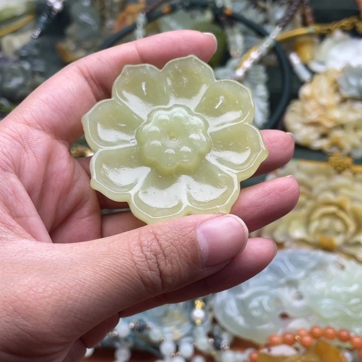 蛇纹石玉吊坠合金