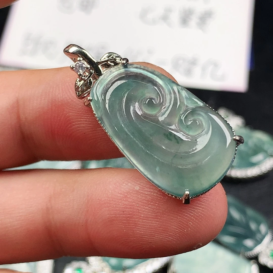 翡翠未镶嵌颈饰如意