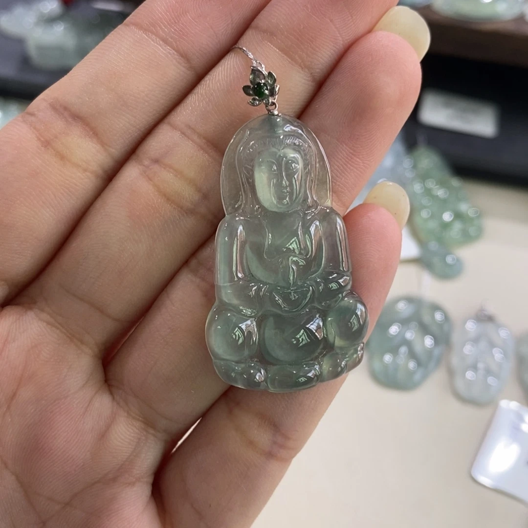 颈饰18K金镶嵌翡翠观音