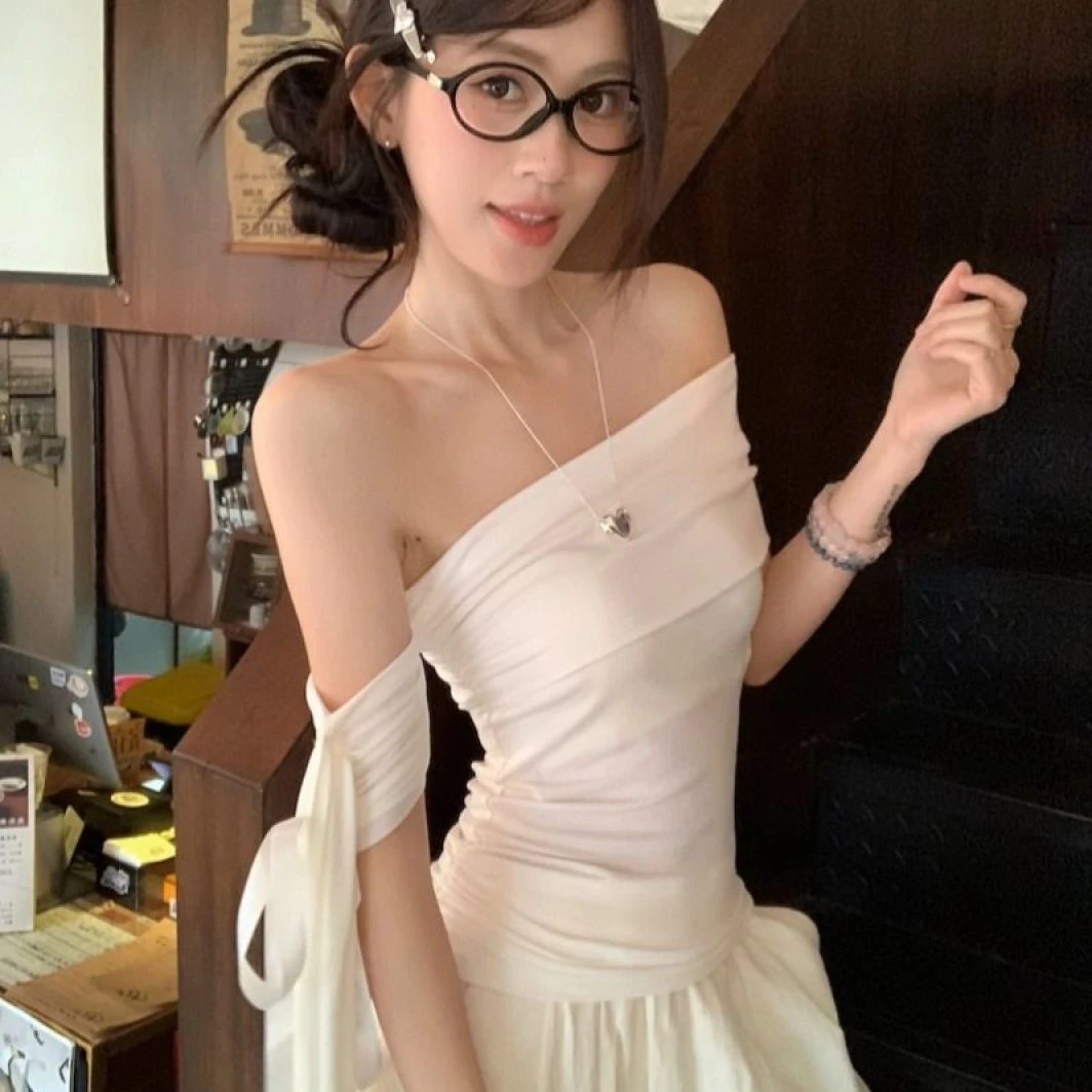 纯欲风一字肩不规则斜肩T恤女装夏季修身显瘦设计感白色露肩上衣