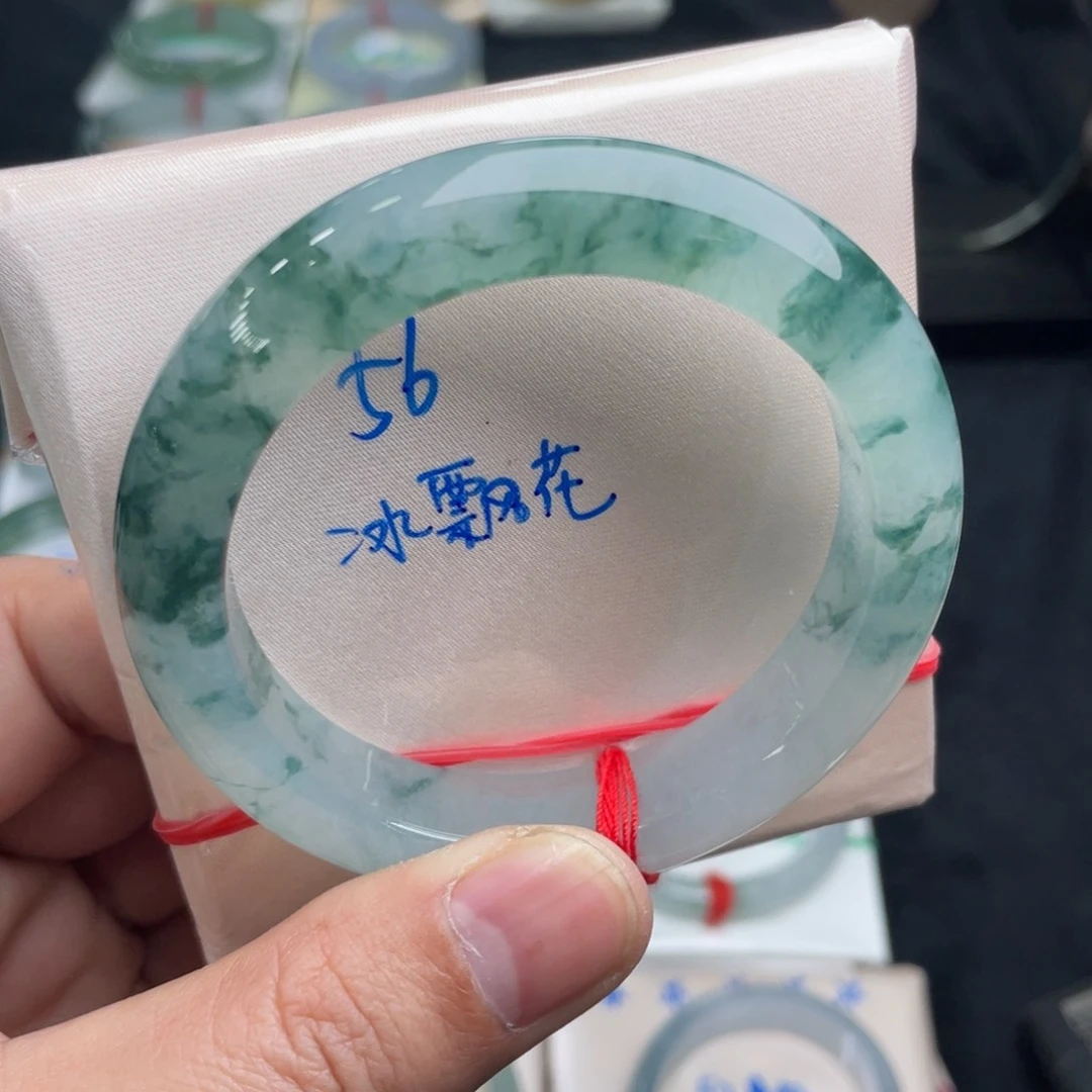 翡翠手镯未镶嵌翡翠手镯