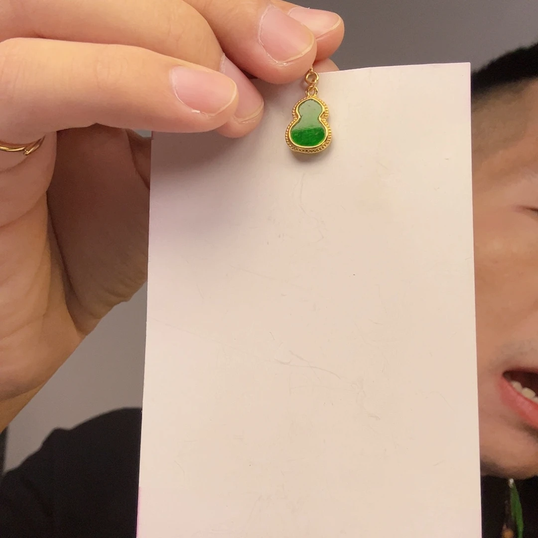 翡翠未镶嵌颈饰一件