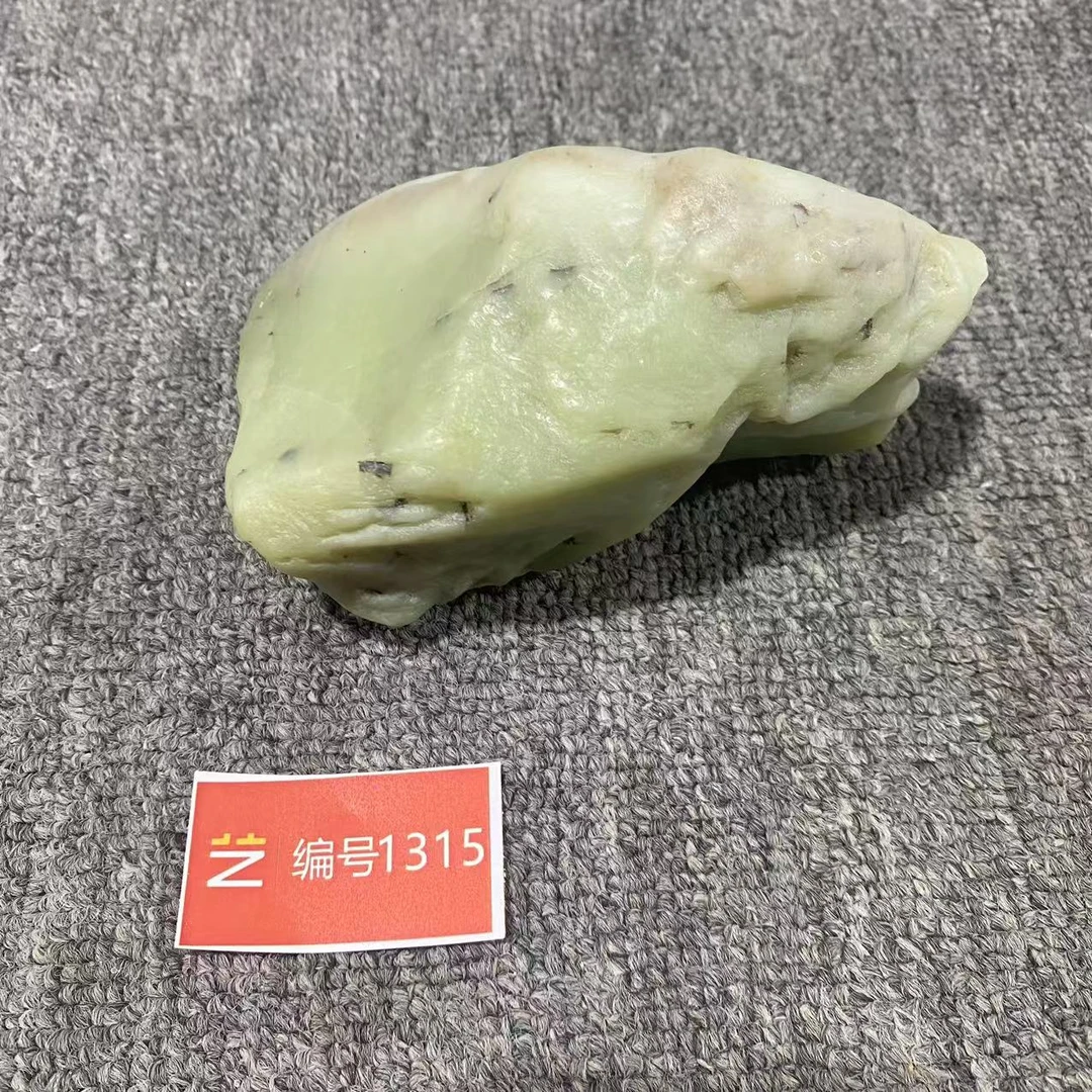 新疆玉料原石发一件编号1315-送崖柏底座