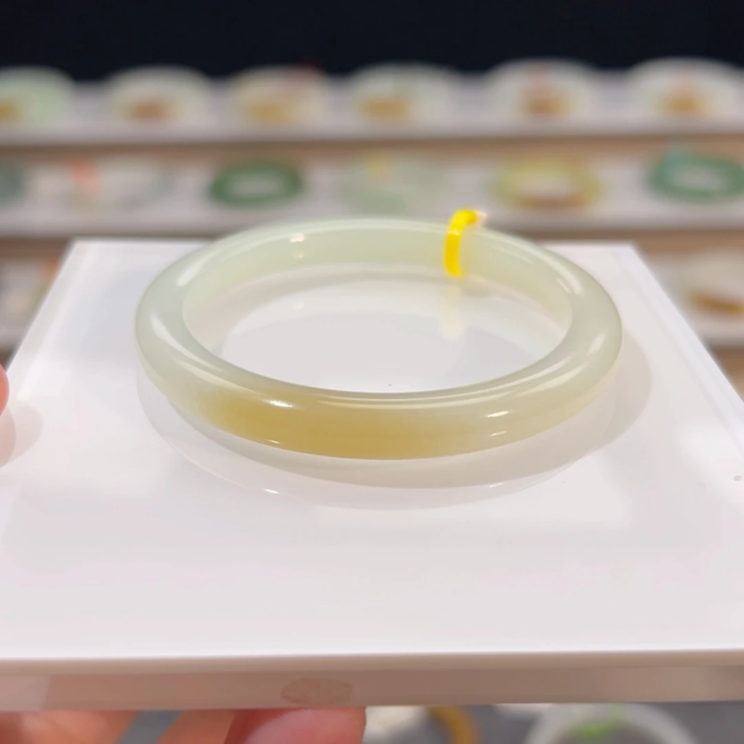 和田玉手镯未镶嵌糖白美人条