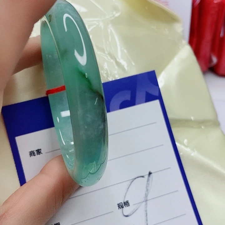 翡翠手镯未镶嵌翡翠