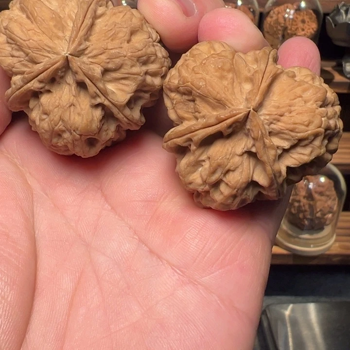 文玩核桃把件古朴滚龙纹三棱42mm