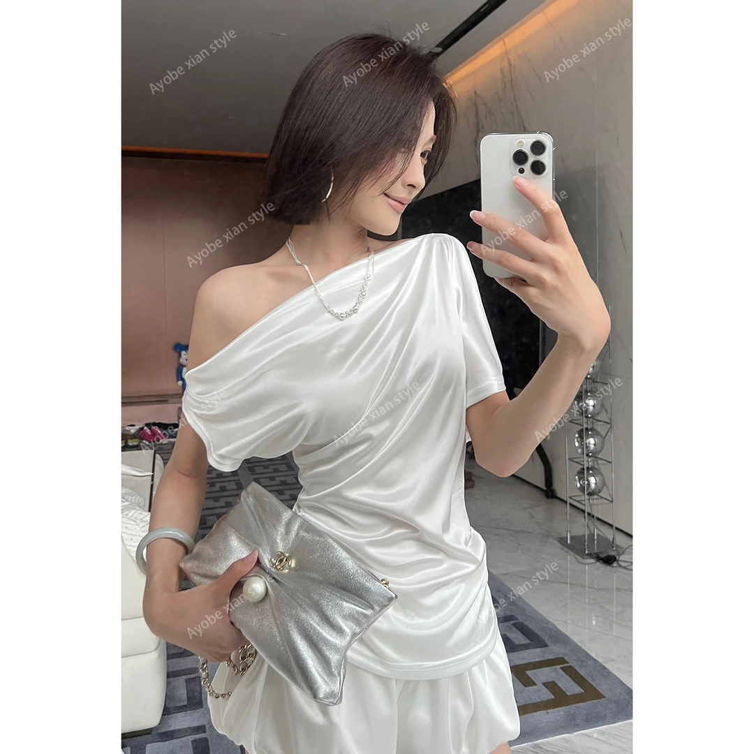 AYOBE小贤/捕月亮的风 辣妹斜肩高级缎面上衣+花苞裙裤套装
