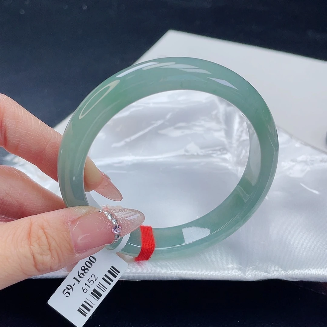 翡翠手镯未镶嵌翡翠