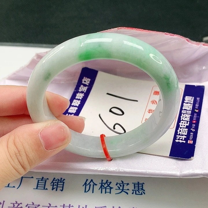 翡翠手镯未镶嵌翡翠