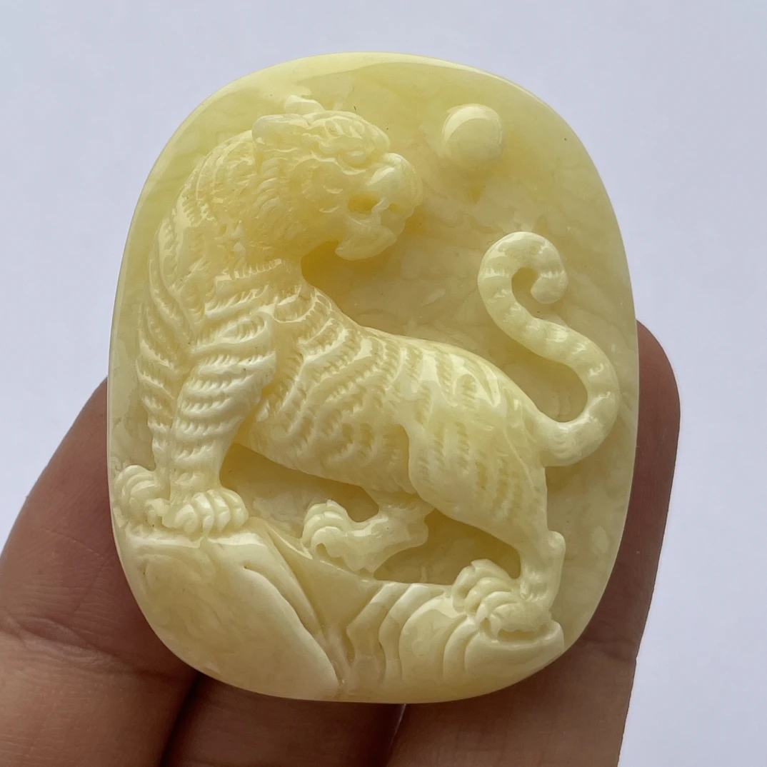 千层雪蜜蜡吊坠白蜜虎牌上山虎14.05g50.7/41.2/11.3㎜