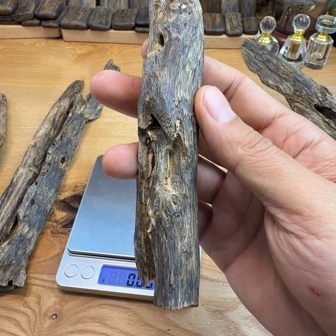 牛***熟香料绿棋树心温虫漏摆件29克