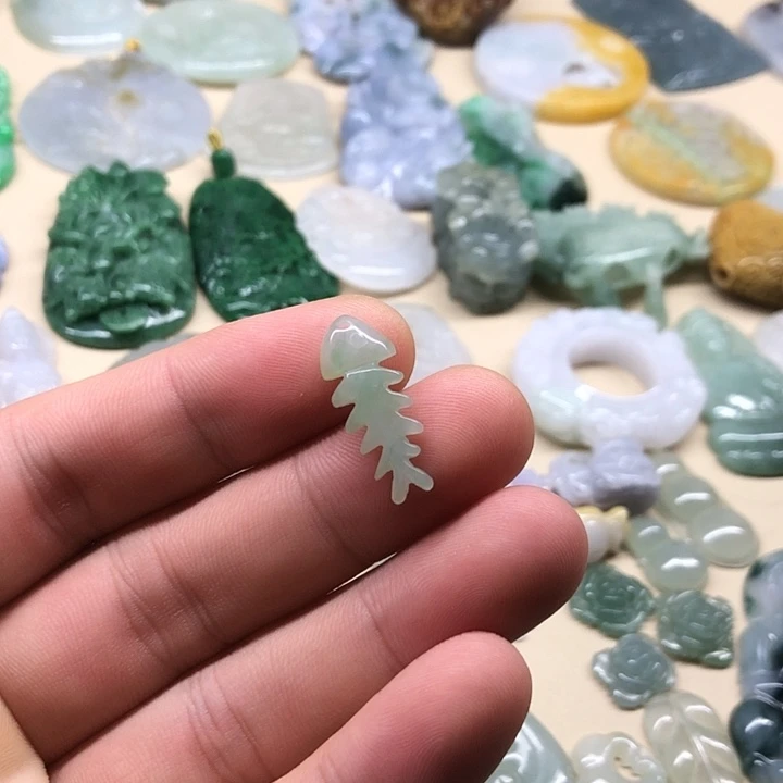 翡翠未镶嵌颈饰链接