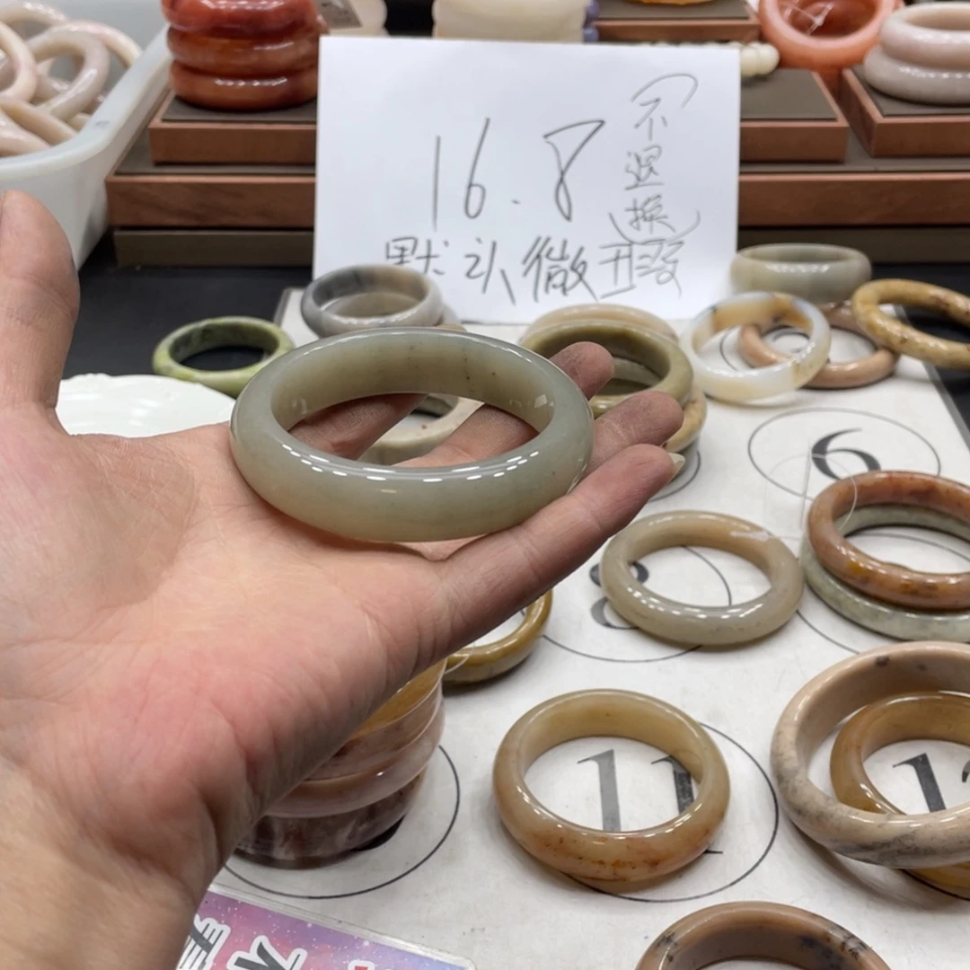 嘿***未镶嵌手镯石英质玉