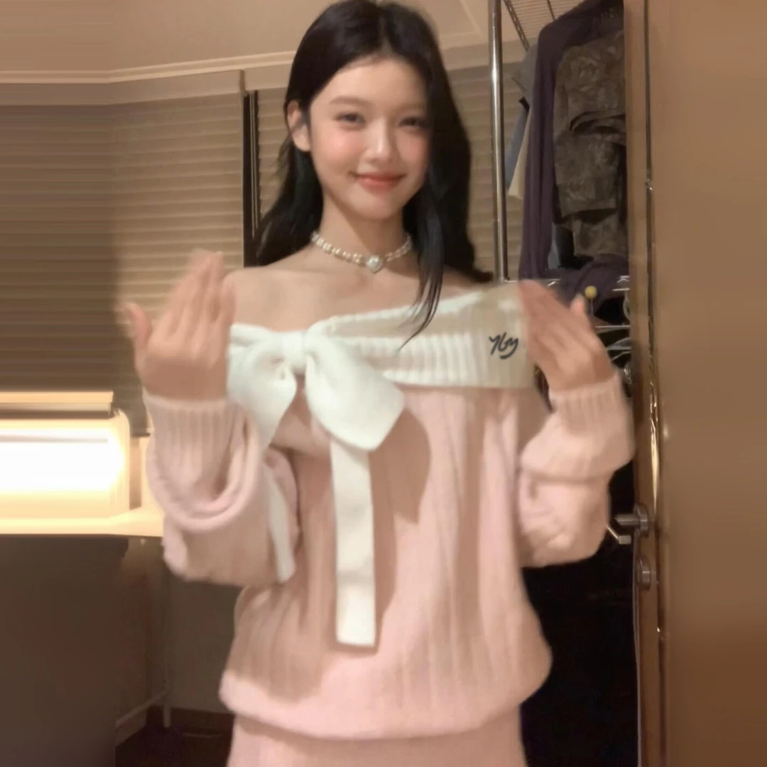 粉色蝴蝶结一字肩针织连衣裙子女秋冬2025新款修身纯欲包臀毛衣裙