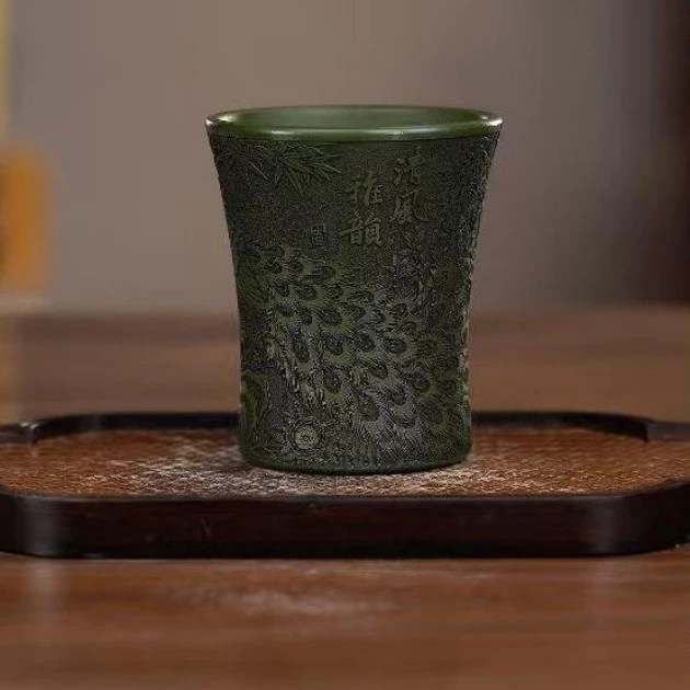 8007宜兴紫砂茶具绿泥手工刻绘清风雅韵孔雀主人杯210cc左右NX