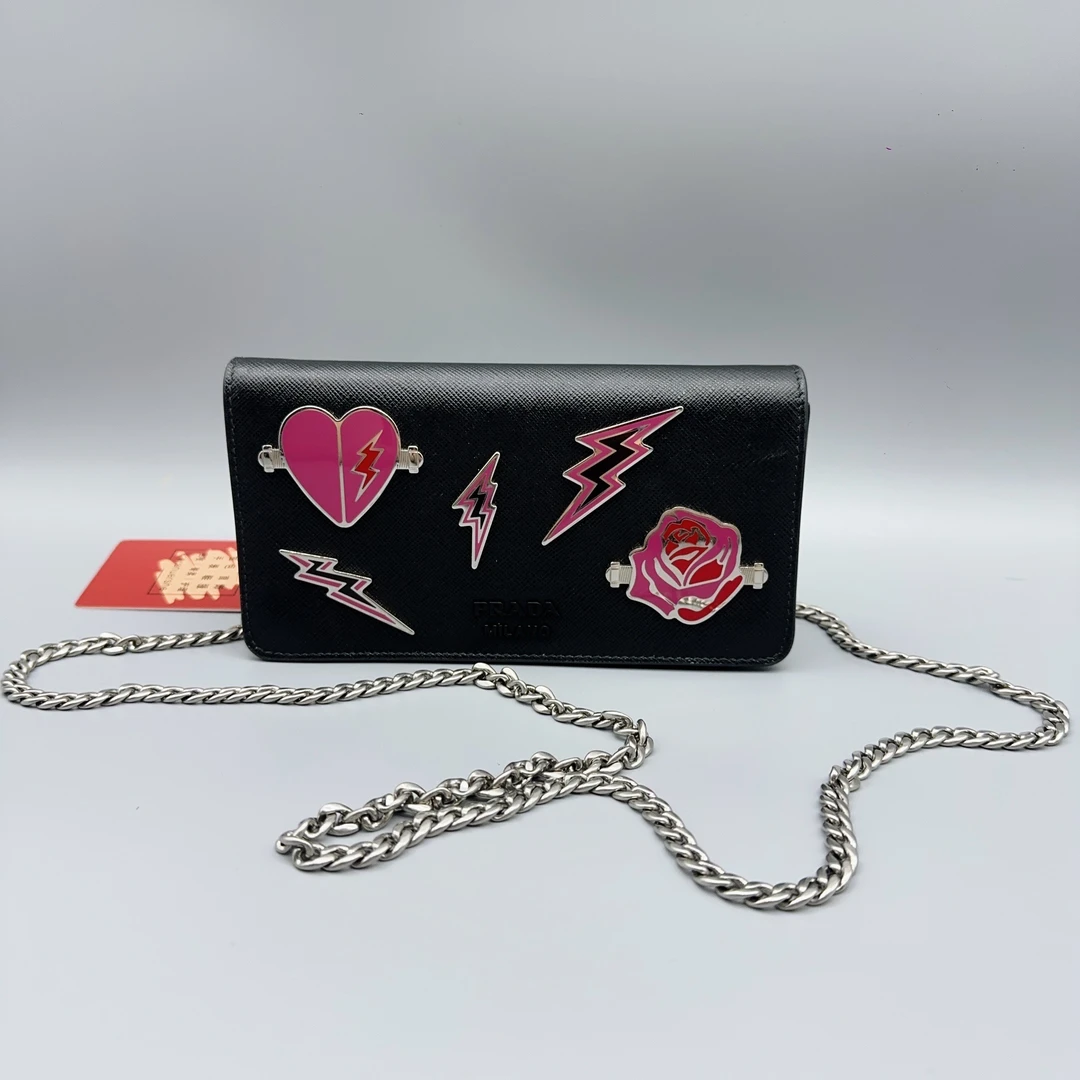 95新 Prada/普拉达 爱心徽章黑色单肩包 1648 8829