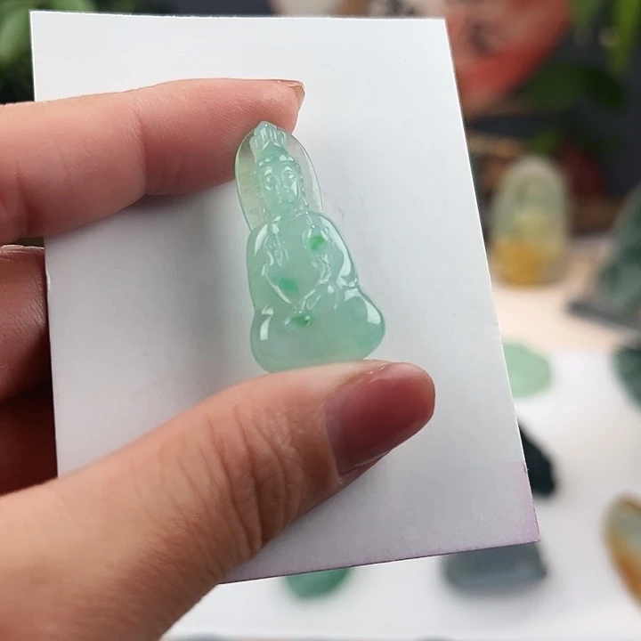 翡翠未镶嵌颈饰自在观音