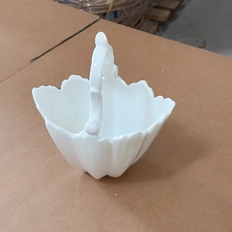 微瑕，不能明火，口径16厘米，高度9小号提篮1个