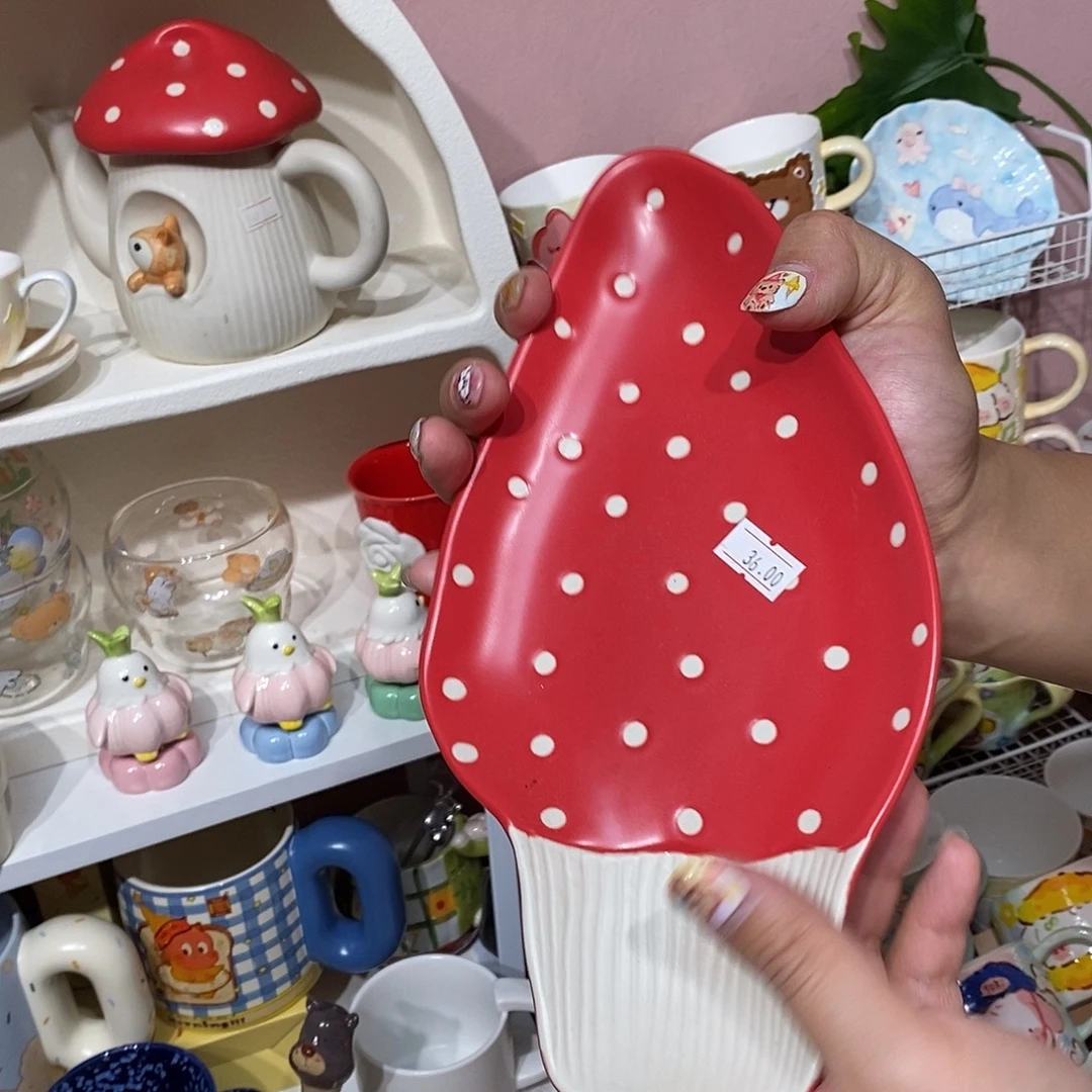 陶瓷蘑菇红色盘子一个