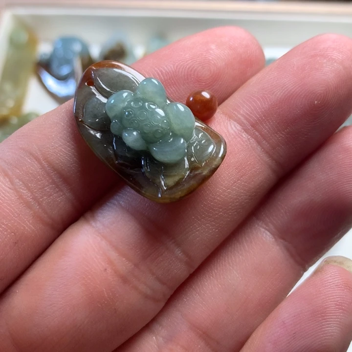 Y****翡翠未镶嵌颈饰翡翠