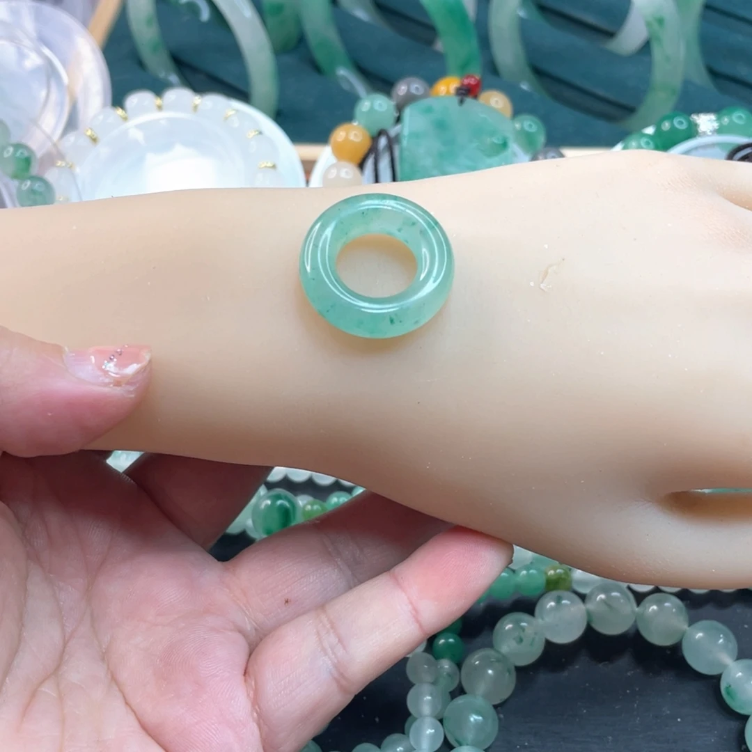 石英质玉未镶嵌颈饰