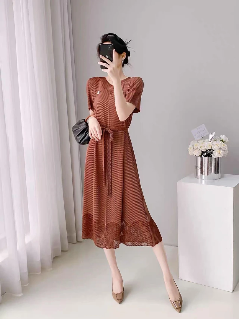 2025-009烫金褶皱设计师新款洋气宽松连衣裙修身名媛时尚连衣裙