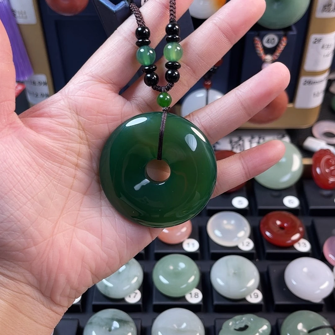 颈饰未镶嵌石英质玉后**你